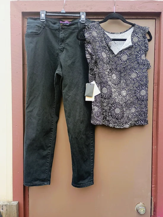 Sleeveless Black & White Patterned Women's Top - Picture 3 of 4